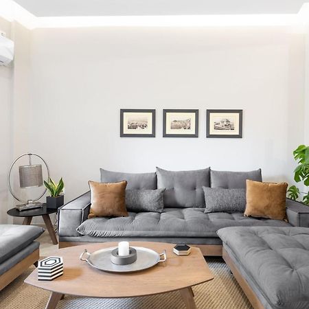Deluxe 3-Bdrm Urban-Industrial Apt At Acropolis Атина Екстериор снимка