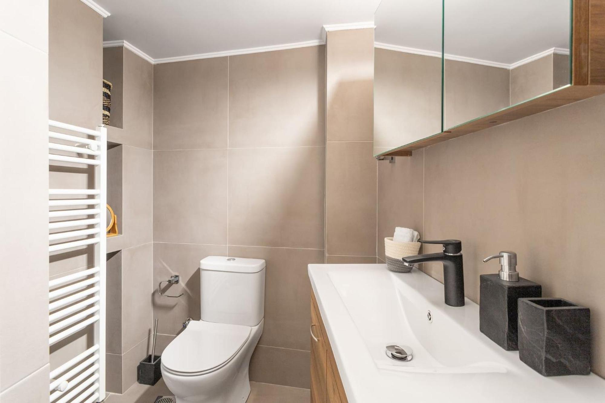 Deluxe 3-Bdrm Urban-Industrial Apt At Acropolis Атина Екстериор снимка