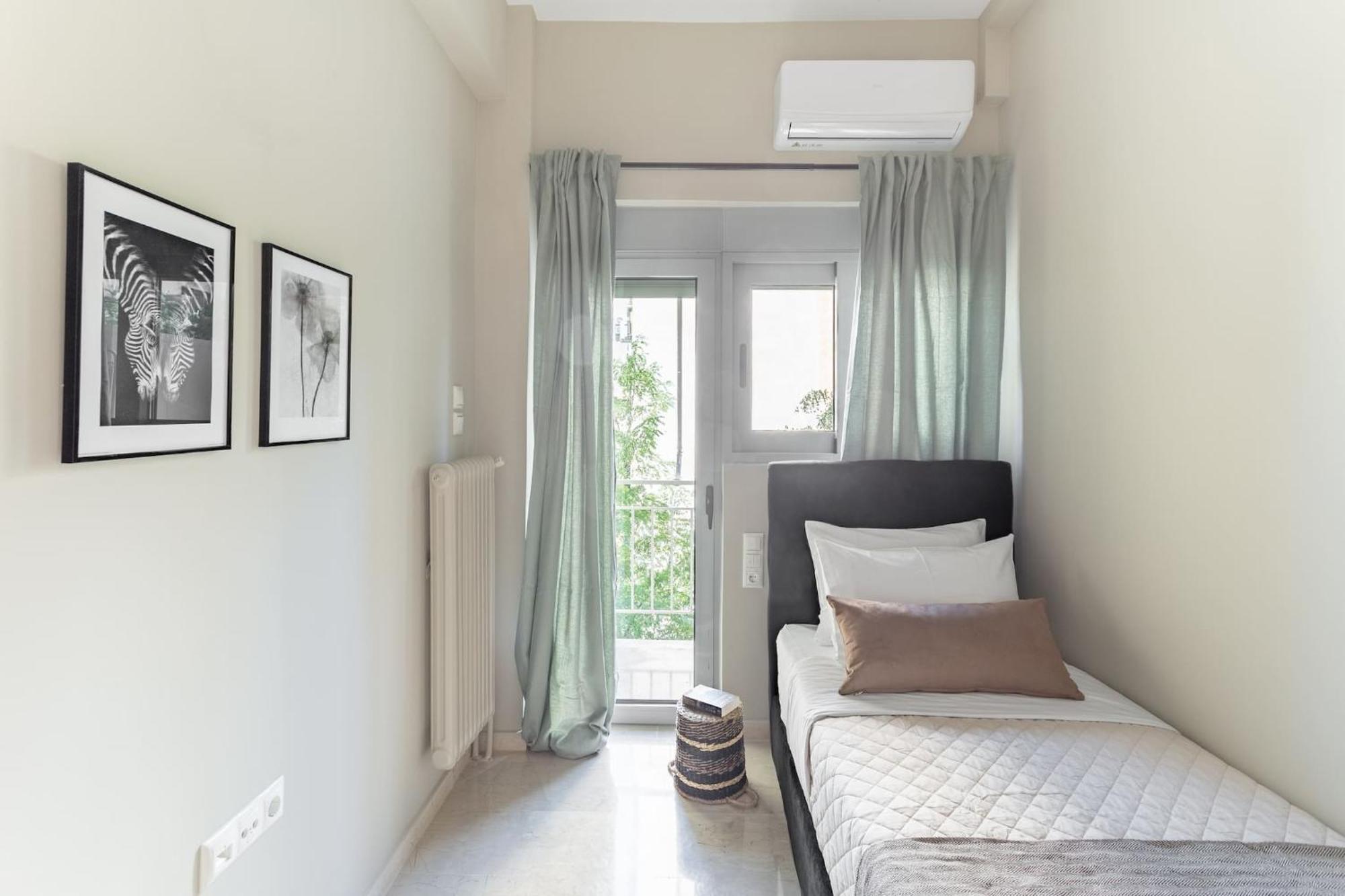 Deluxe 3-Bdrm Urban-Industrial Apt At Acropolis Атина Екстериор снимка