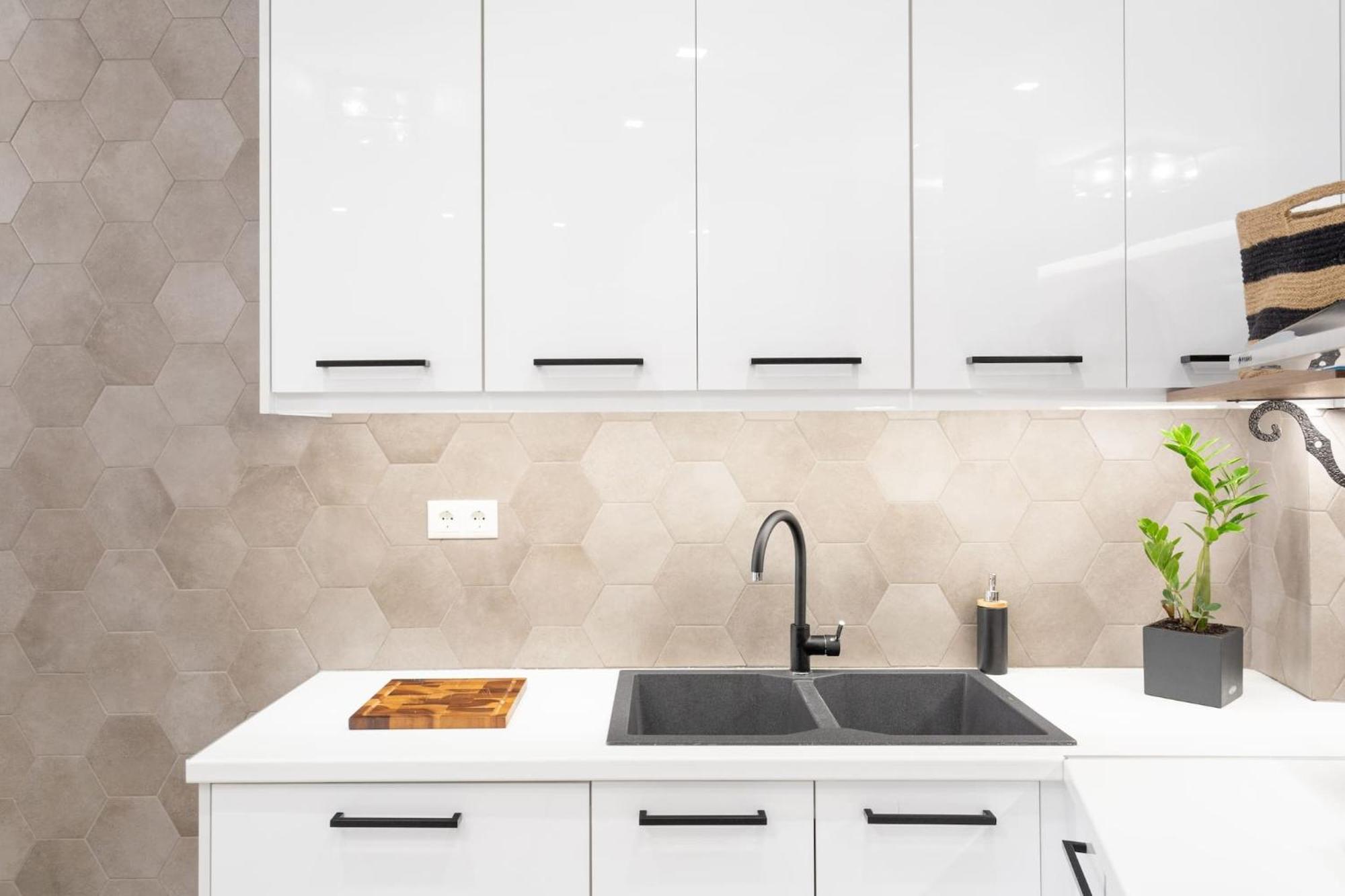 Deluxe 3-Bdrm Urban-Industrial Apt At Acropolis Атина Екстериор снимка