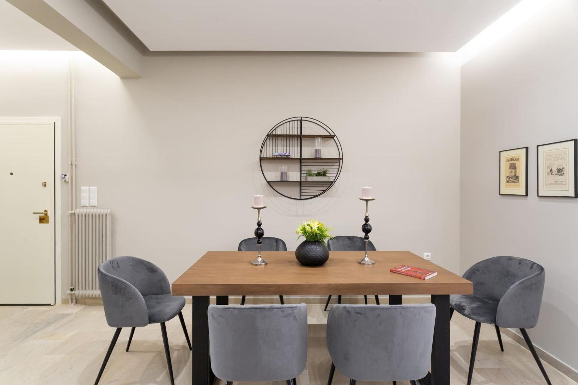 Deluxe 3-Bdrm Urban-Industrial Apt At Acropolis Атина Екстериор снимка