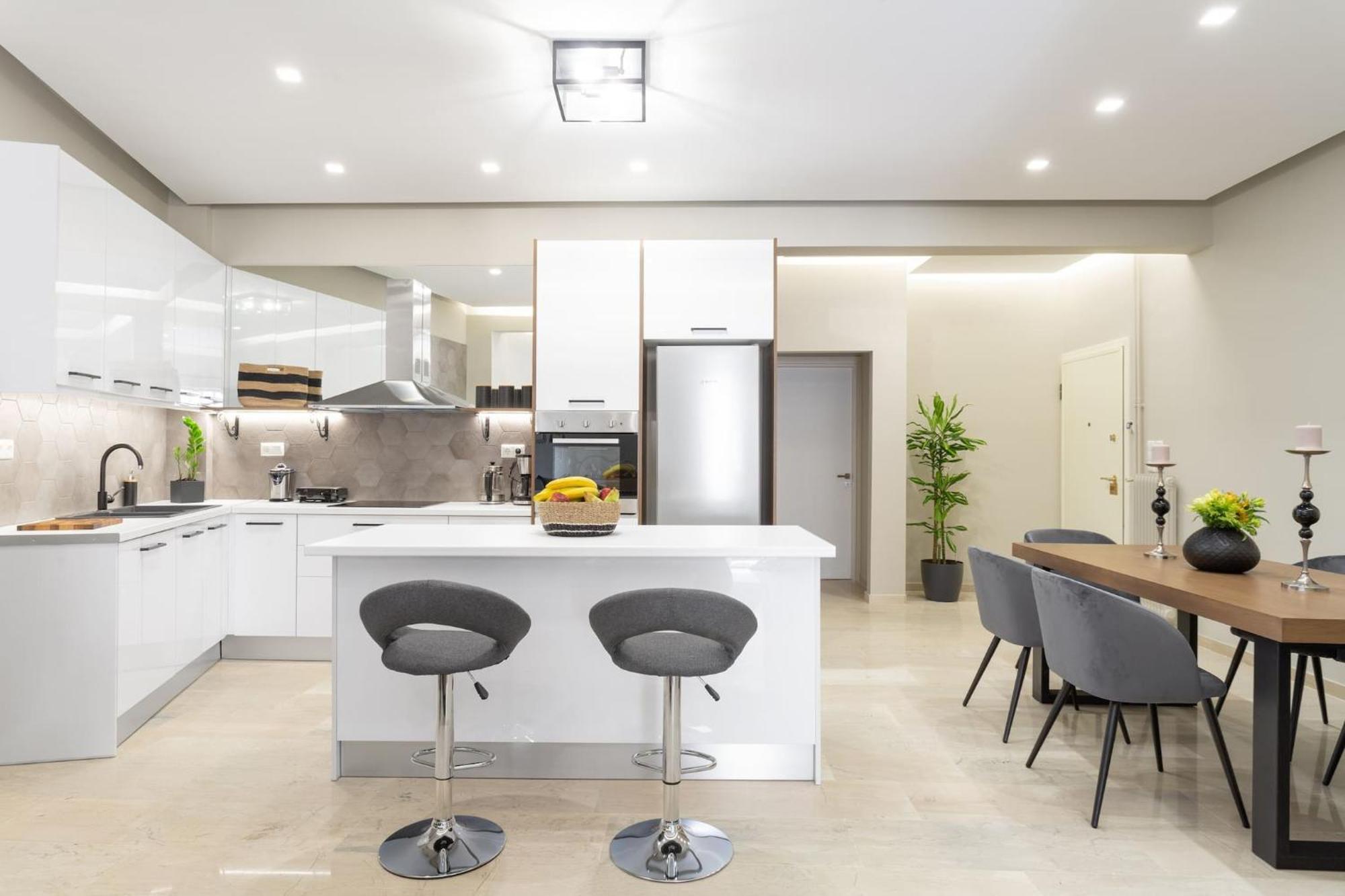 Deluxe 3-Bdrm Urban-Industrial Apt At Acropolis Атина Екстериор снимка