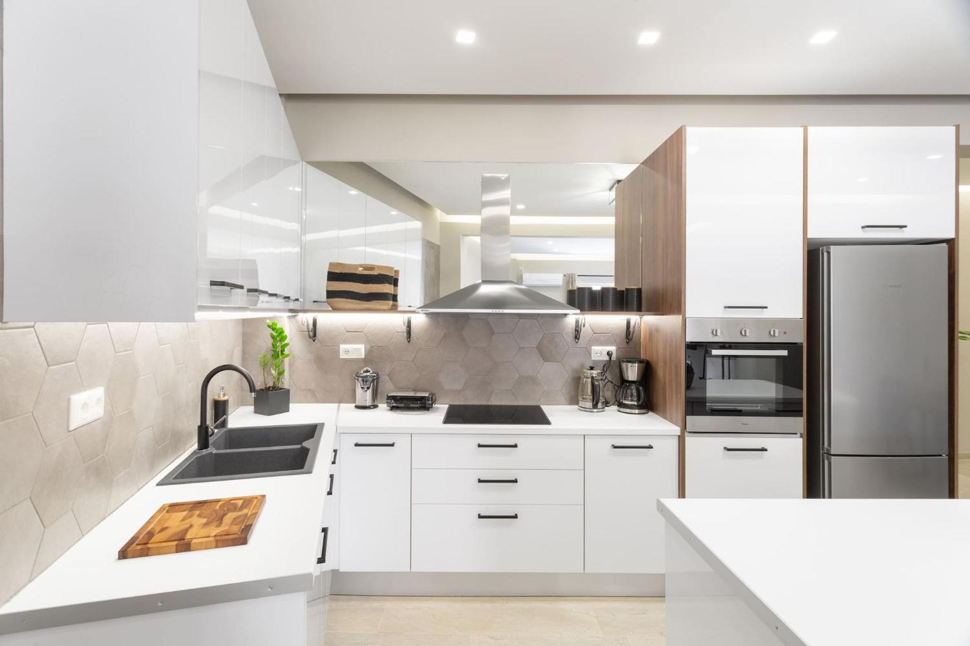 Deluxe 3-Bdrm Urban-Industrial Apt At Acropolis Атина Екстериор снимка