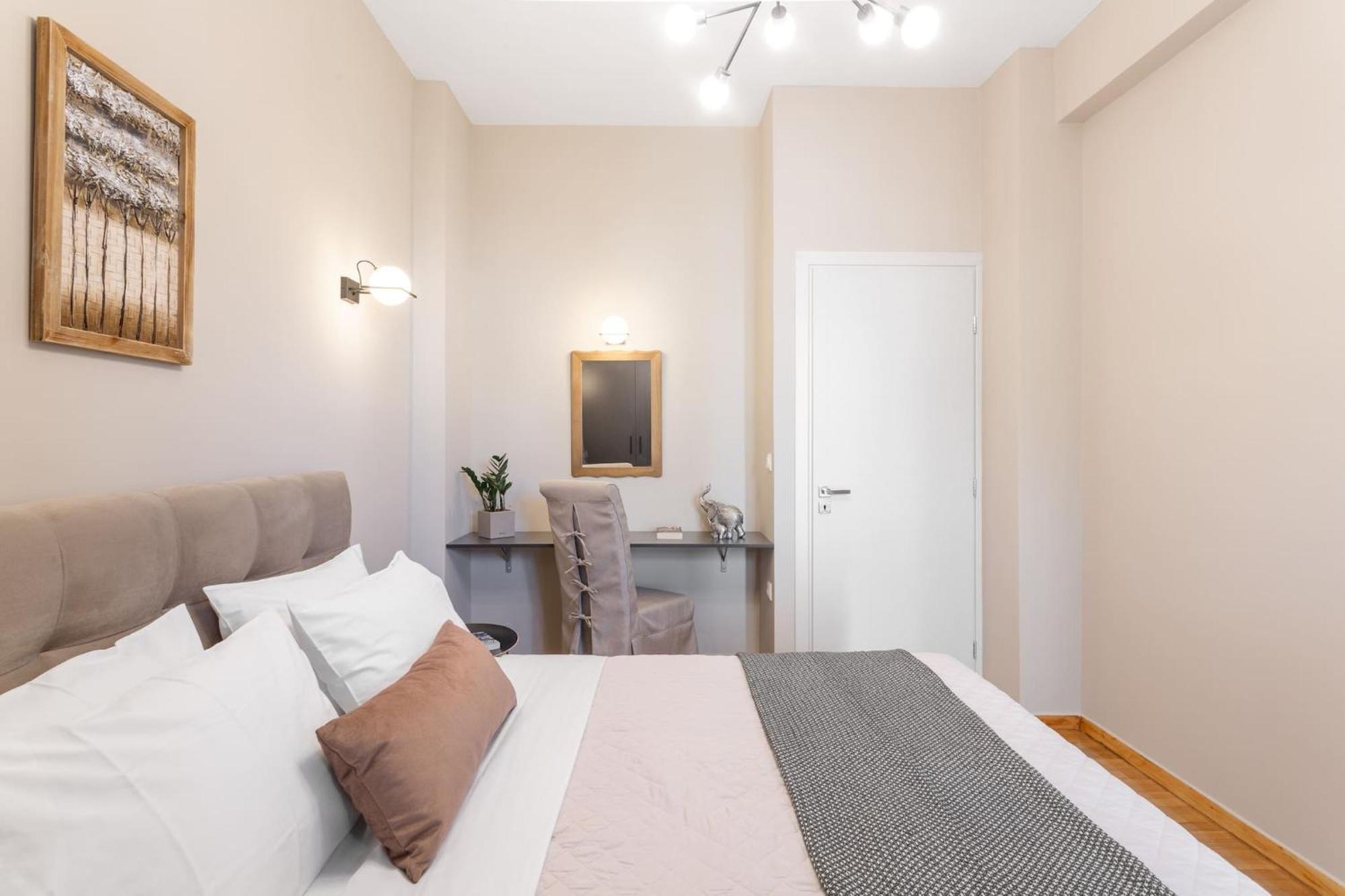 Deluxe 3-Bdrm Urban-Industrial Apt At Acropolis Атина Екстериор снимка
