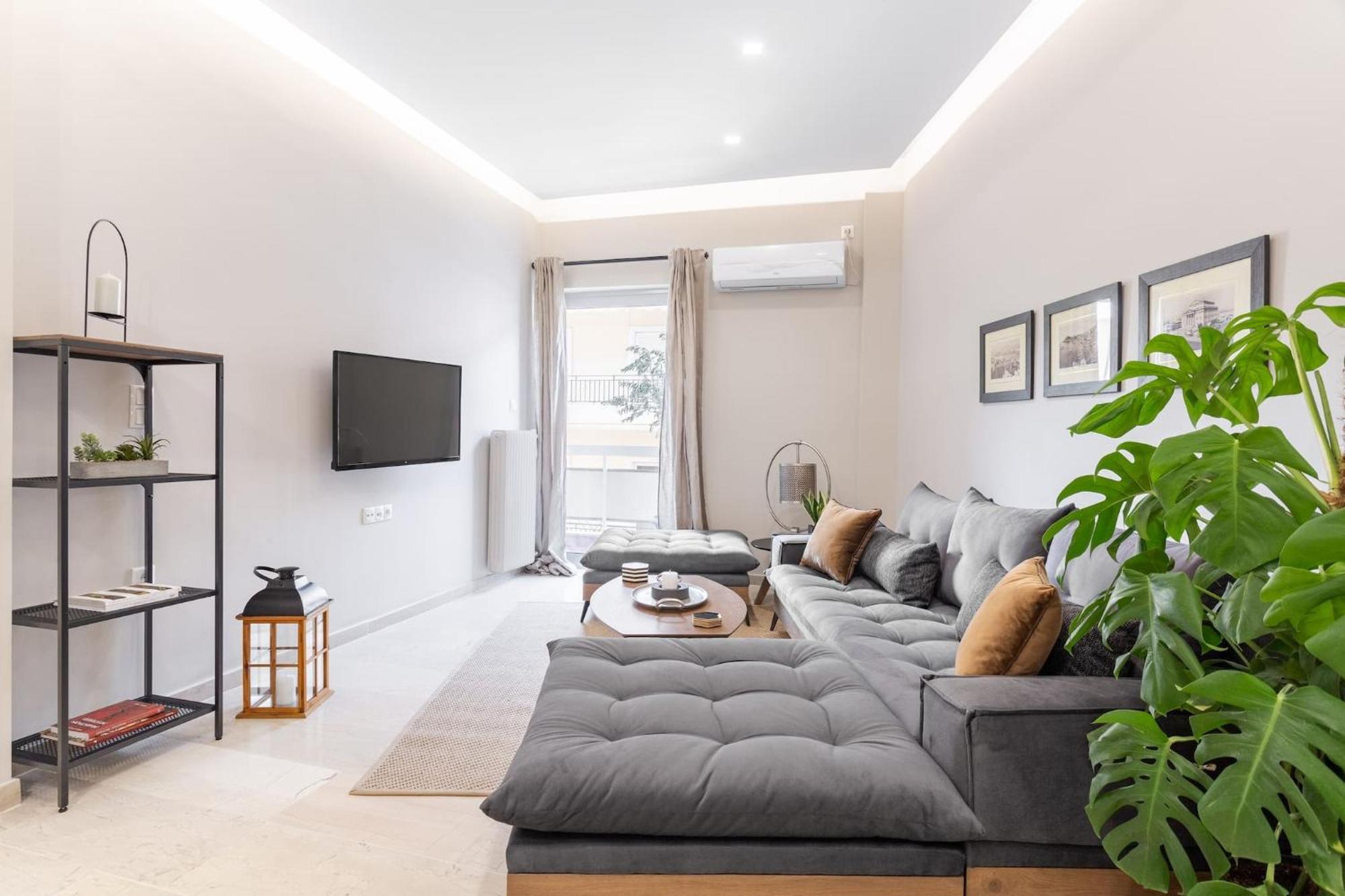 Deluxe 3-Bdrm Urban-Industrial Apt At Acropolis Атина Екстериор снимка