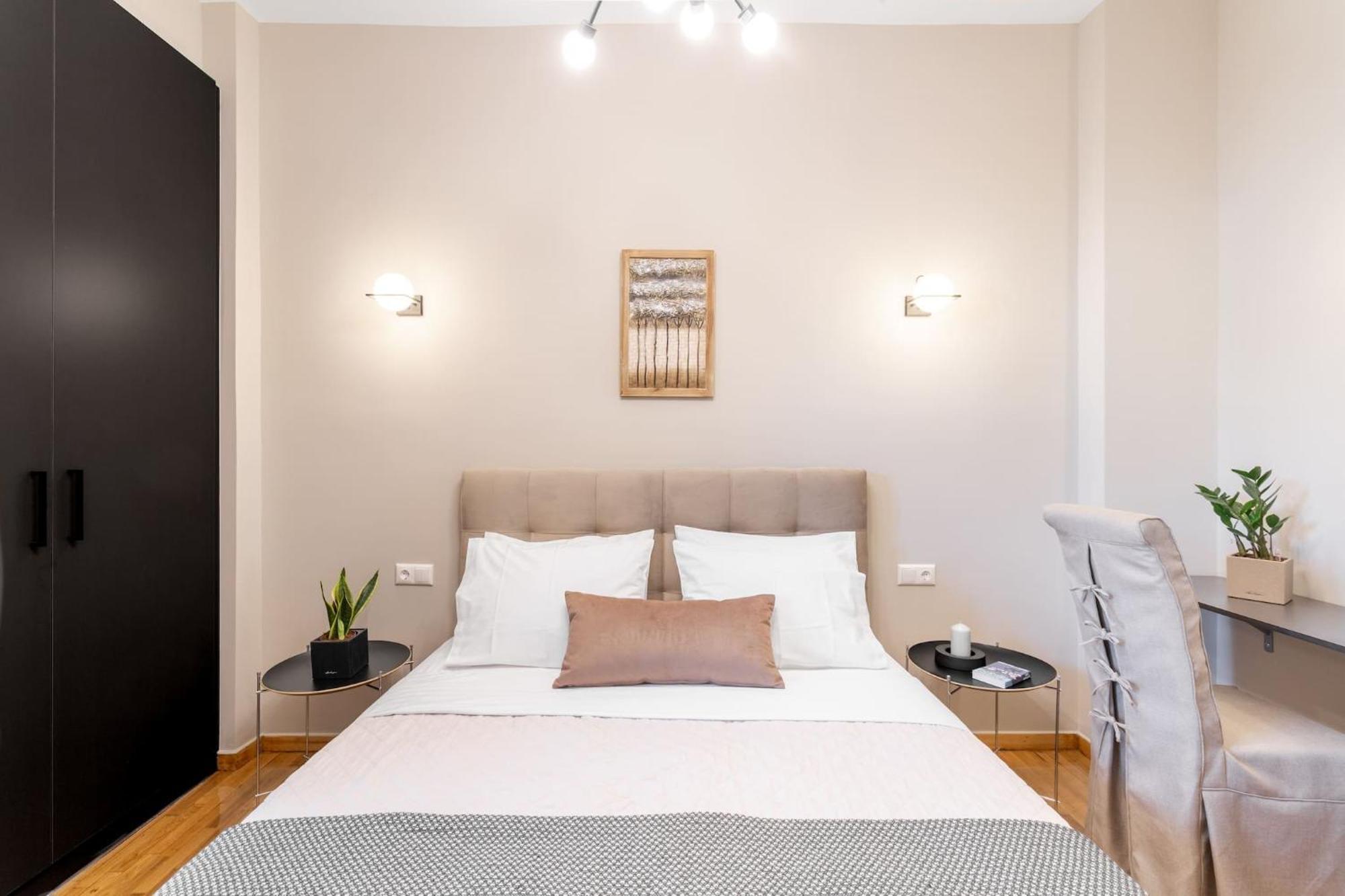 Deluxe 3-Bdrm Urban-Industrial Apt At Acropolis Атина Екстериор снимка