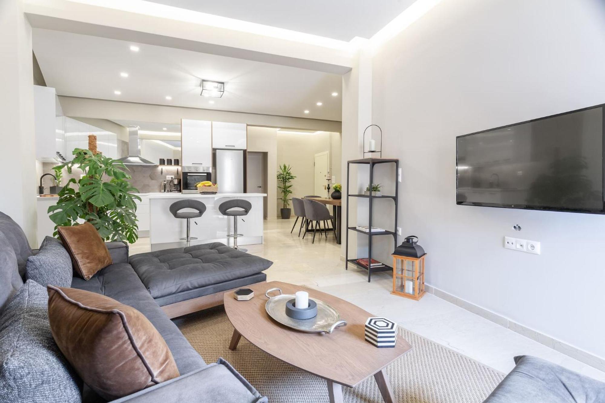Deluxe 3-Bdrm Urban-Industrial Apt At Acropolis Атина Екстериор снимка