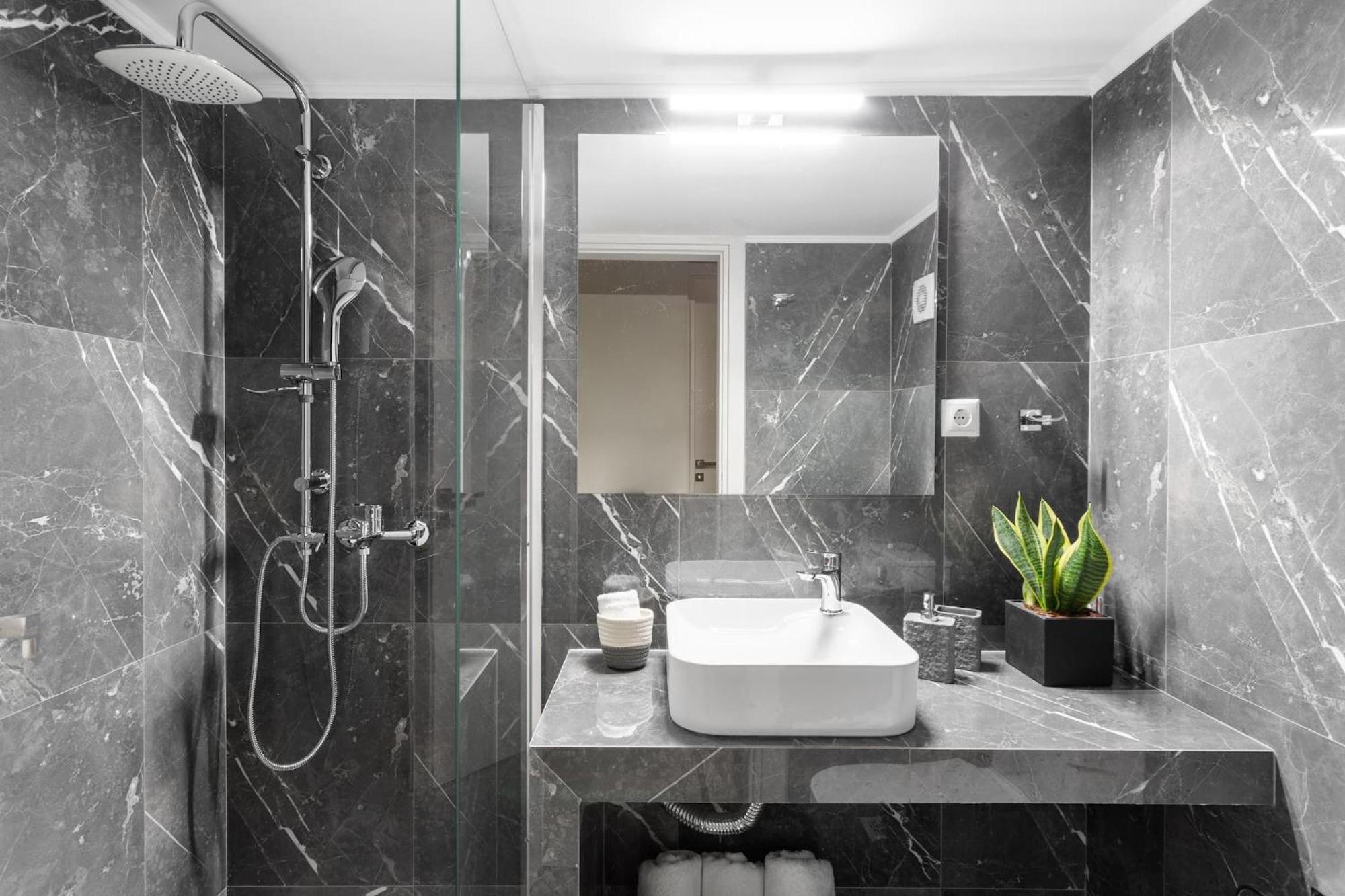 Deluxe 3-Bdrm Urban-Industrial Apt At Acropolis Атина Екстериор снимка