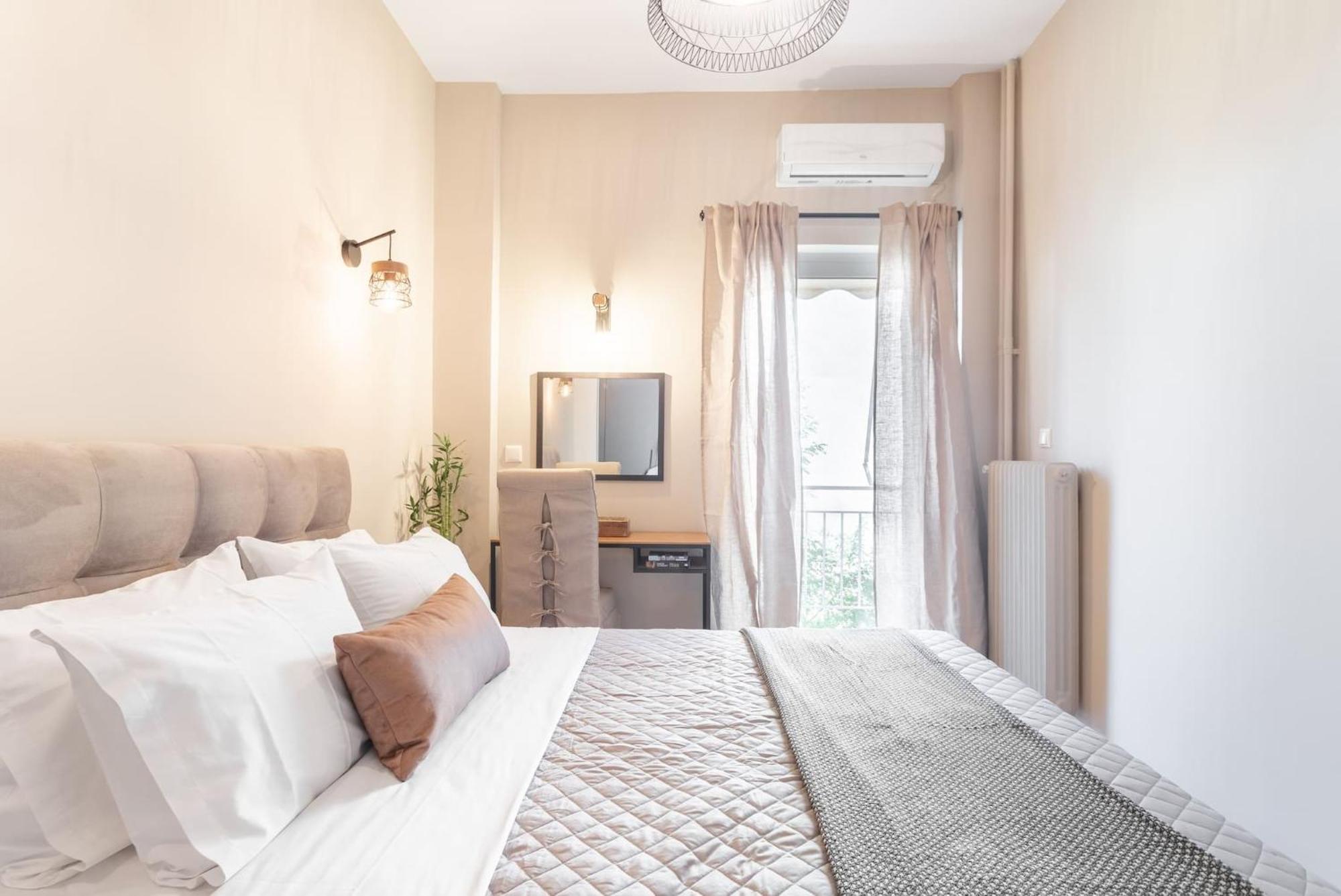 Deluxe 3-Bdrm Urban-Industrial Apt At Acropolis Атина Екстериор снимка